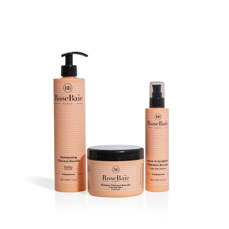 Trois produits de soin pour cheveux bouclés
